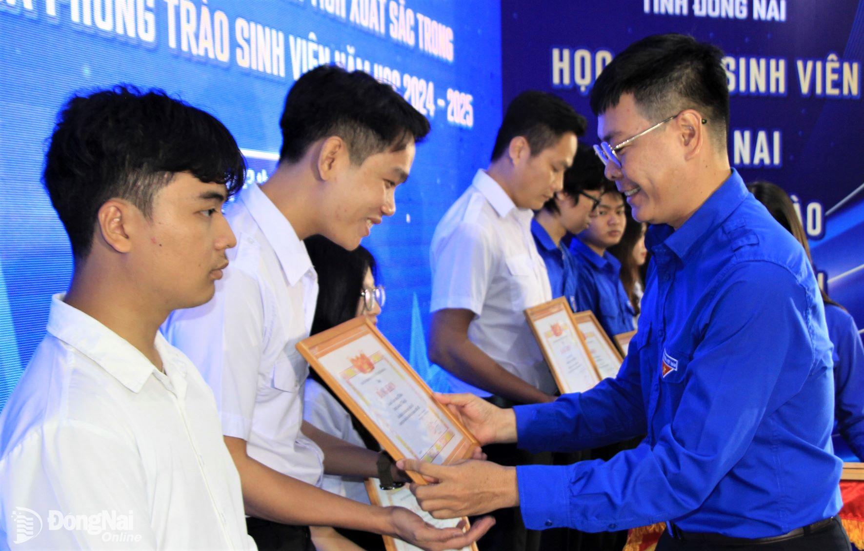 Phó bí thư thường trực Tỉnh đoàn, Chủ tịch Hội Sinh viên tỉnh Võ Văn Trung trao bằng khen cho các tập thể đạt thành tích xuất sắc trong công tác Hội và phong trào sinh viên năm học 2024-2025. Ảnh: Nga Sơn