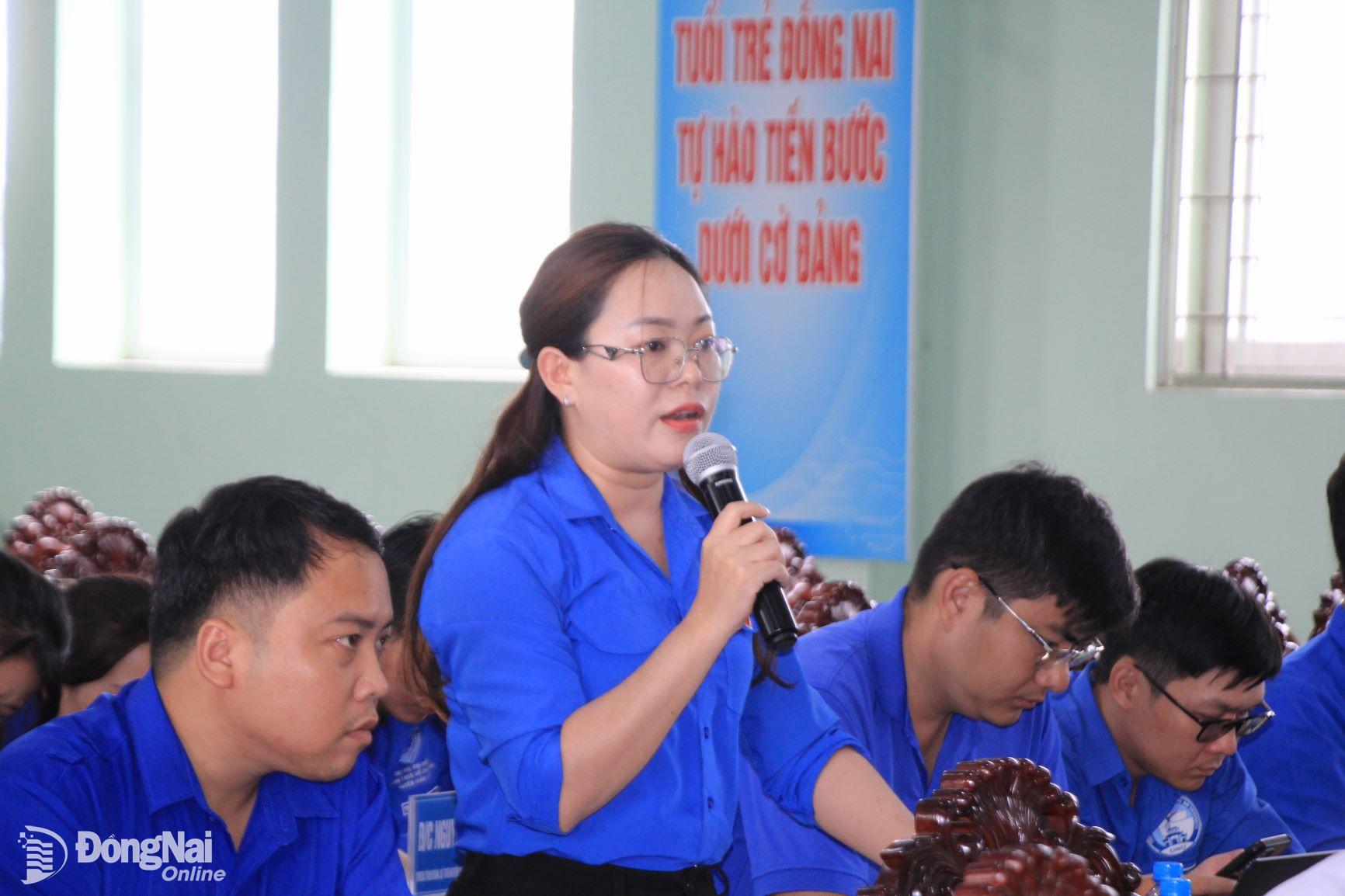 Đại diện Ủy viên Ban Chấp hành Tỉnh đoàn trao đổi ý kiến tại hội nghị. Ảnh: Nga Sơn

