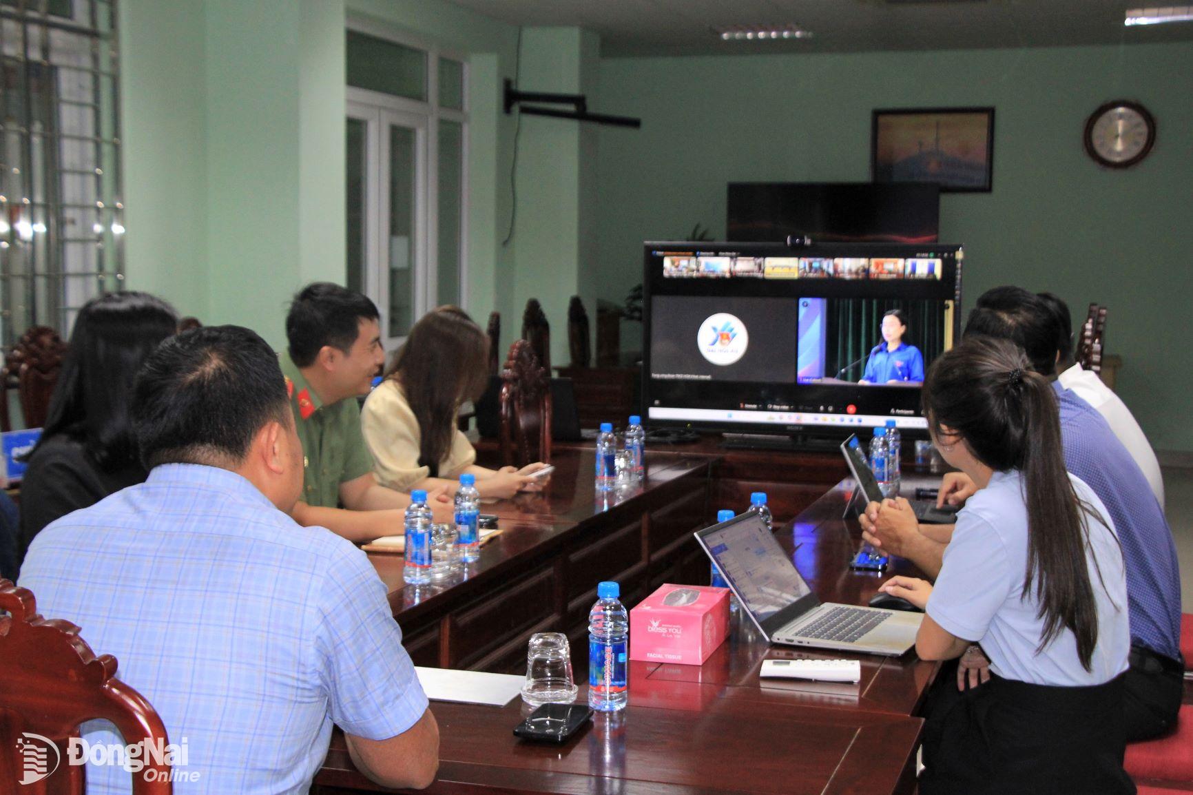 Đại diện Thường trực Tỉnh đoàn, các ban chuyên môn, Ban Thanh niên Công an tỉnh tham dự hội nghị báo cáo viên tại điểm cầu cơ quan Tỉnh đoàn Đồng Nai. Ảnh: Nga Sơn