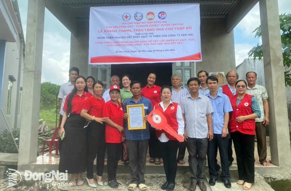 Đại diện Hội Chữ thập đỏ tỉnh, mạnh thường quân và địa phương bàn giao nhà cho hộ gia đình tại xã Phú Thịnh (huyện Tân Phú). Ảnh: ĐVCC