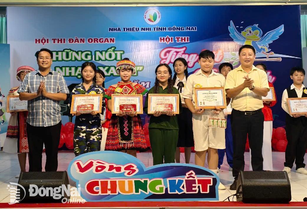 Các đại biểu trao giải cho các thí sinh tham gia Hội thi Tiếng hát vàng anh năm 2025. Ảnh: ĐVCC