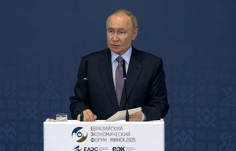 Tổng thống Nga Putin phát biểu tại phiên toàn thể của Diễn đàn Kinh tế Á-Âu. Nguồn: TASS