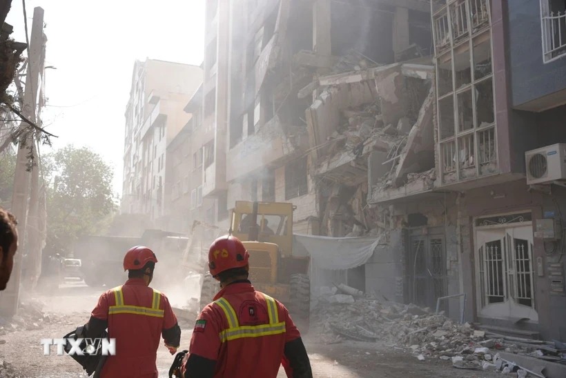 Các tòa nhà bị phá hủy sau cuộc không kích của Israel tại Tehran, Iran. (Ảnh: THX/TTXVN)