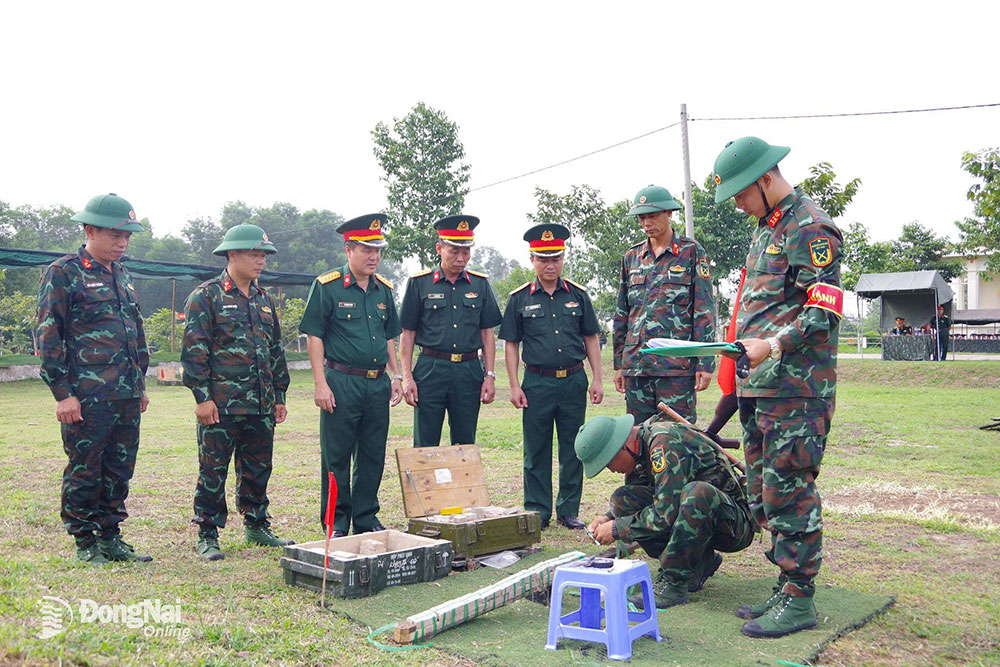 Đại tá Vũ Trọng Phong, Phó tham mưu trưởng Binh chủng Hóa học (thứ ba từ trái qua) trực tiếp giám sát, động viên chiến sĩ mới đánh thuốc nổ. Ảnh: ĐVCC