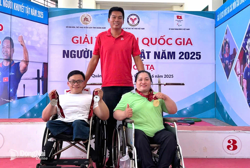 Hai vận động viên Trần Thị Châu (áo xanh) và Huỳnh Ngọc Phụng chia vui thành tích đạt được với huấn luyện viên của đội. Ảnh: ĐVCC