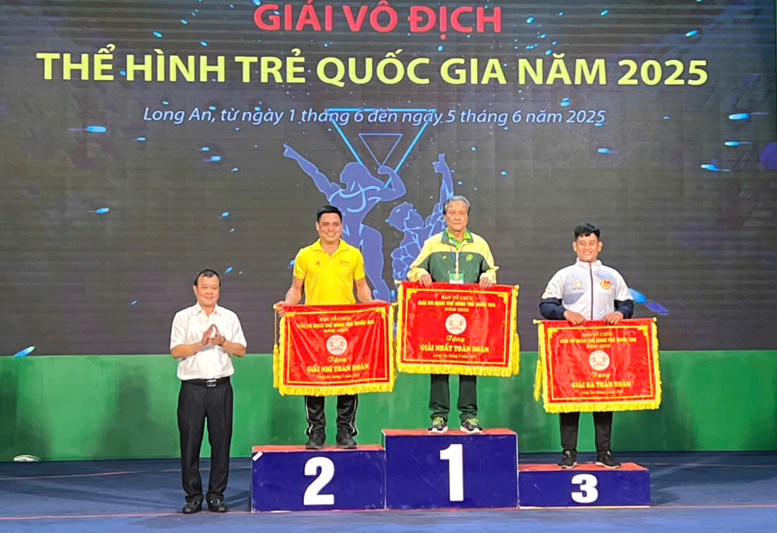 Đoàn Đồng Nai nhận cờ hạng nhì toàn đoàn giải vô địch trẻ thể hình quốc gia 2025 tại Long An. Ảnh: ĐVCC