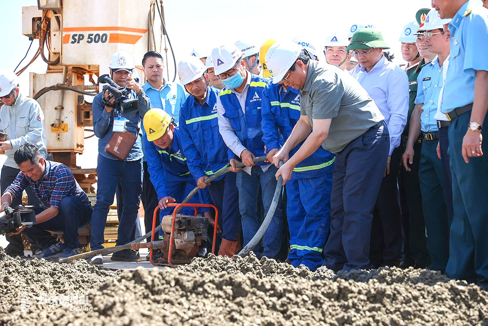Phóng viên ghi hình Thủ tướng cùng thi công động viên công nhân tại công trường Sân bay Long Thành. Ảnh: VGP
