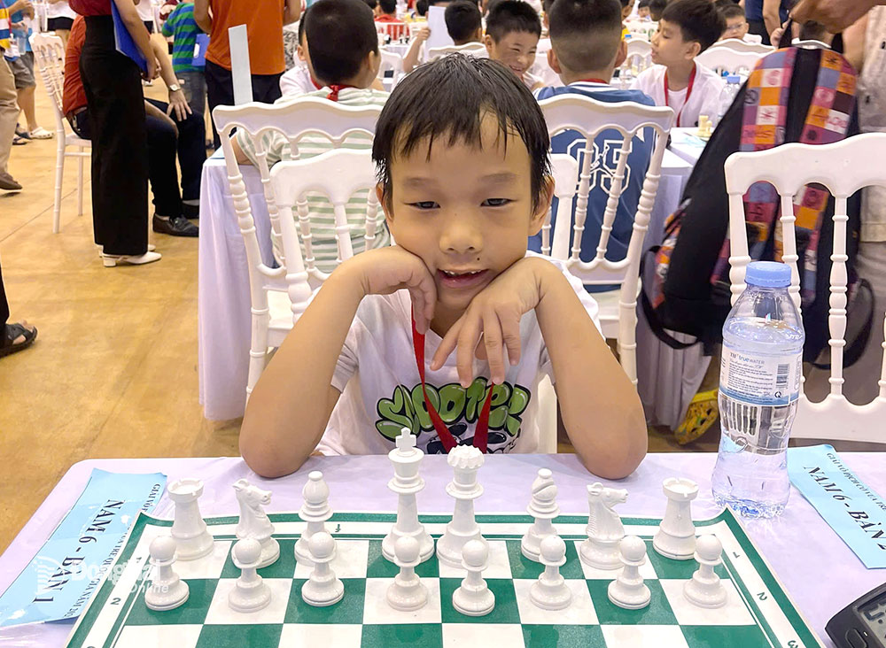 Lê Minh Quang là kỳ thủ thi đấu đạt thành tích tốt nhất của cờ vua trẻ Đồng Nai khi đạt 3 huy chương vàng, 1 huy chương bạc. Ảnh: NVCC