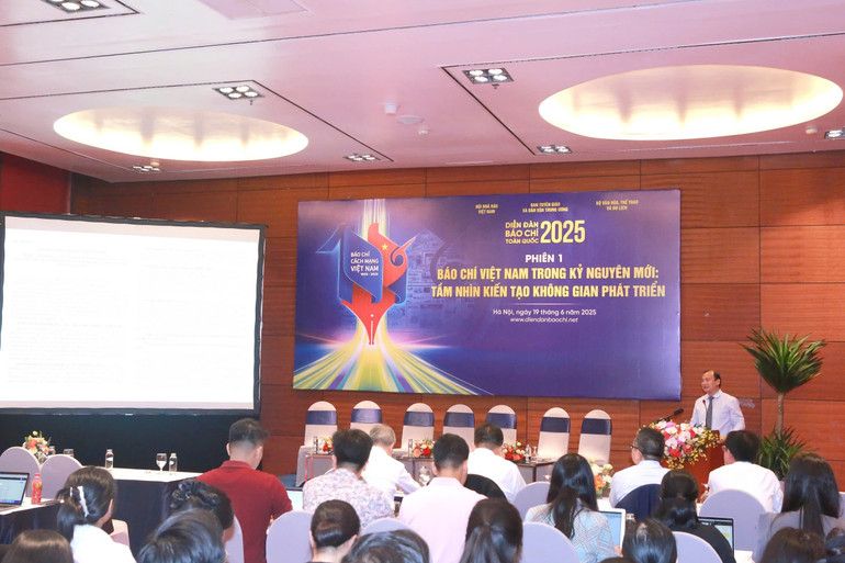 Đông đảo người quan tâm tham dự phiên thảo luận.