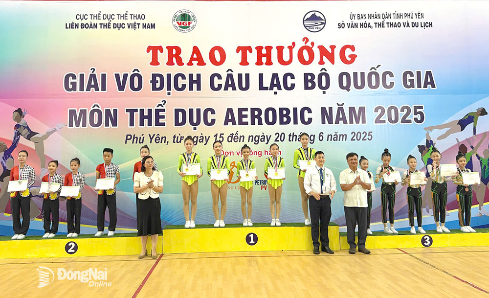 Các vận động viên Aerobic Đồng Nai giành huy chương vàng nội dung đồng đội 5 người lứa tuổi 12-14.Ảnh: ĐVCC