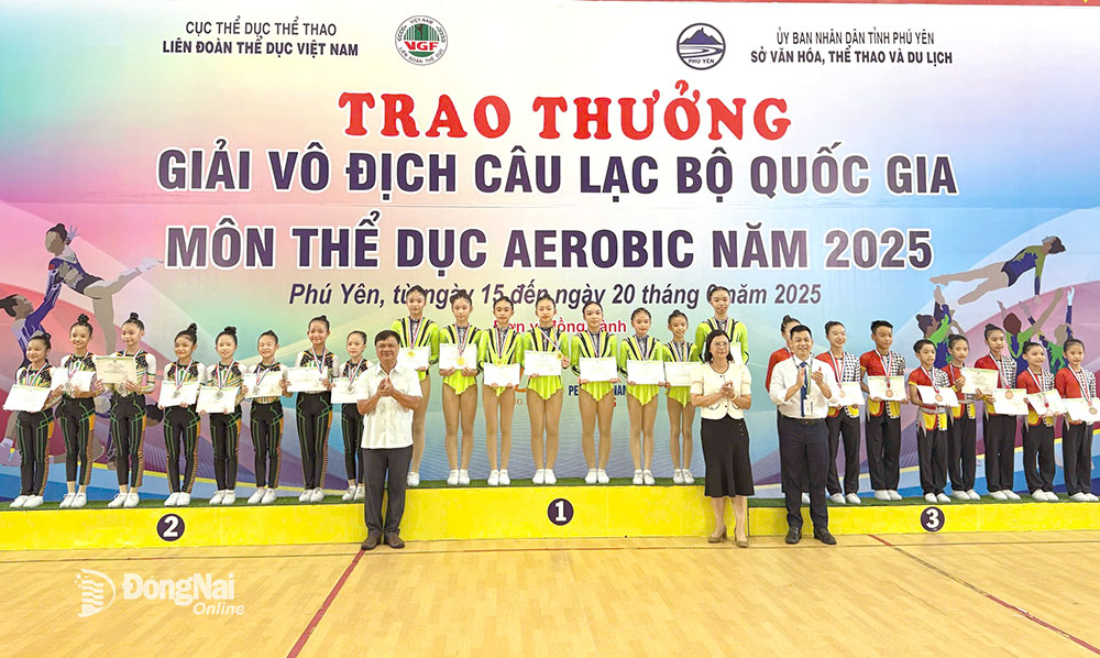 Các vận động viên đội tuyển Aerobic Đồng Nai trên bục nhận huy chương vàng nội dung Aerobic Dance lứa tuổi 12-14. Ảnh: ĐVCC
