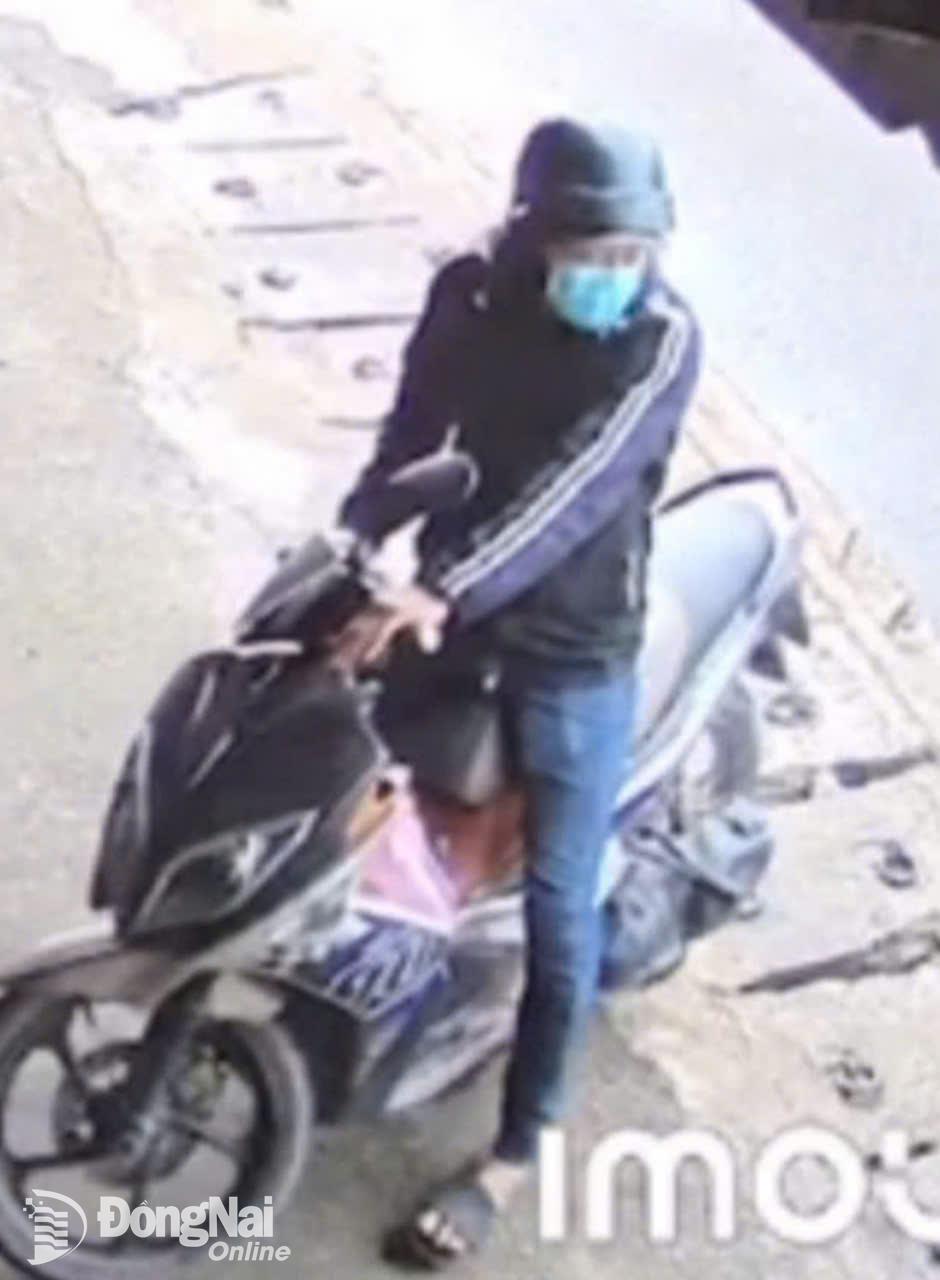 Một số hình ảnh đối tượng được camera an ninh của người dân ghi lại quanh hiện trường.