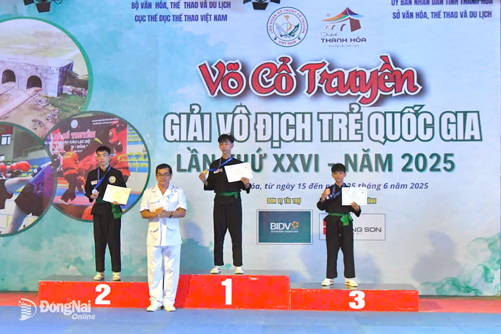 vận động viên Đinh Trần Cao xuất sắc giành huy chương vàng nội dung các loại Binh khí Nam lứa tuổi 15-17. Ảnh: ĐVCC