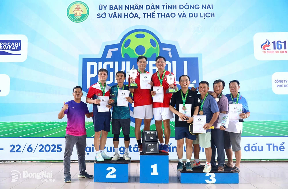 Các vận động viên đạt thứ hạng cao nội dung đôi hỗn hợp lãnh đạo. Ảnh: Huy Anh