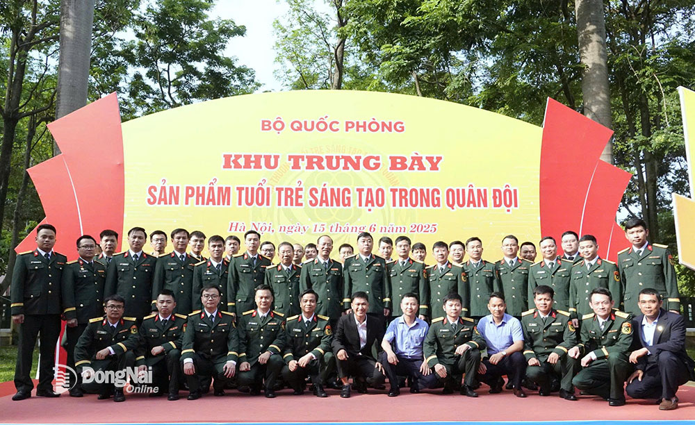 Thủ trưởng Tổng cục Công nghiệp quốc phòng và lãnh đạo các ban, ngành chụp hình với các đại biểu, trong đó có Nhà máy Z114 đóng tại Đồng Nai. Ảnh: ĐVCC