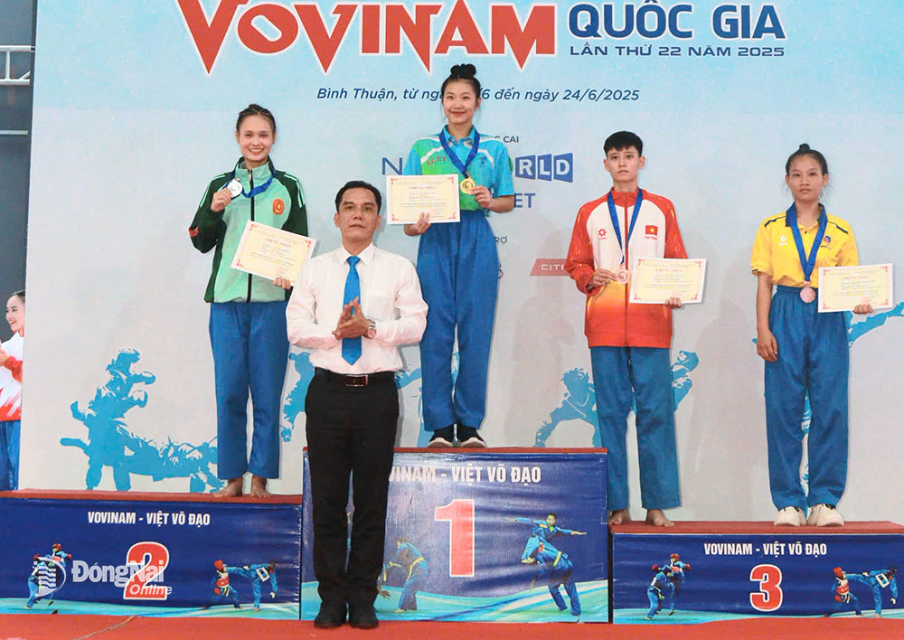 Vận động viên Võ Thị Hoài Thu trên bục nhận huy chương vàng 42kg nữ nhóm 16-18 tuổi. Ảnh: ĐVCC