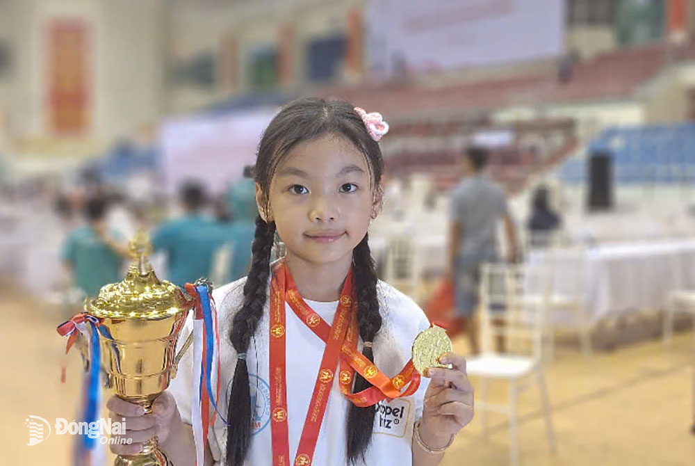 Kỳ thủ nhí Ngũ Phương Linh của Đồng Nai xuất sắc giành huy chương vàng cá nhân nữ nhóm 8 tuổi nội dung cờ truyền thống. Ảnh: NVCC