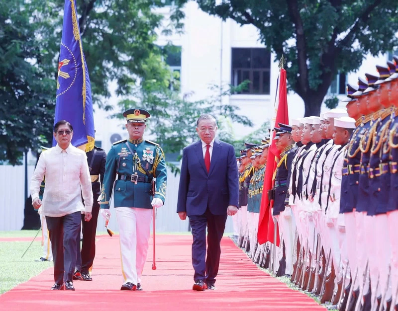 General Secretary of the Communist Party of Viet Nam Central Committee and State President To Lam (3rd from left) and Philippine President Ferdinand Romualdez Marcos Jr. review the guard of honour during the official welcome ceremony for the former in Manila on June 1, 2026. (Photo: VNA)