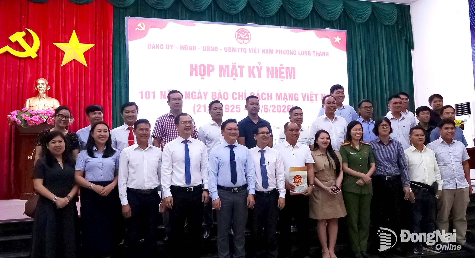 Lãnh đạo phường Long Thành và các nhà báo trong buổi họp mặt. Ảnh: Nguyệt Hà