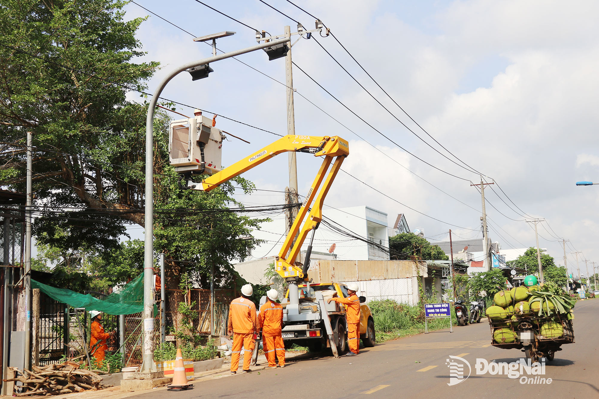 Nhân viên Công ty Điện lực Đồng Nai sửa đường dây cấp điện tại phường Biên Hòa. Ảnh: C.T.V