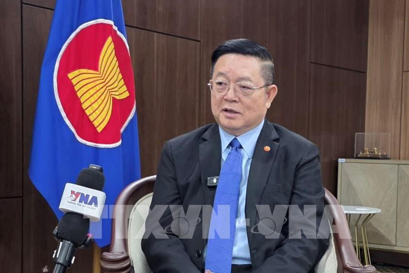 Tổng Thư ký ASEAN Kao Kim Hourn trao đổi với phóng viên TTXVN. Ảnh: TTXVN