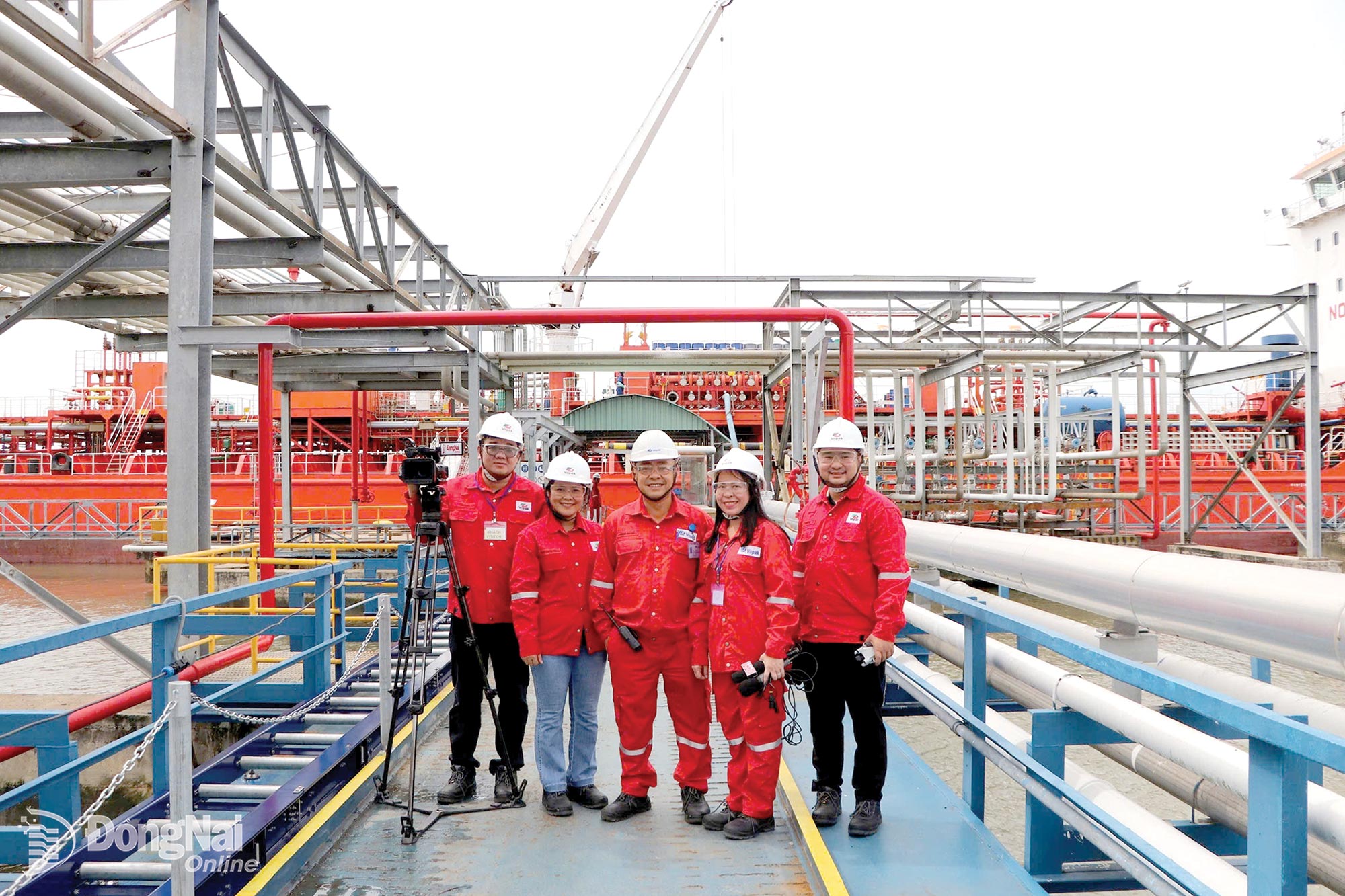 Reporters from Dong Nai Newspaper and Radio, Television on duty at an FDI enterprises chemical import port.


