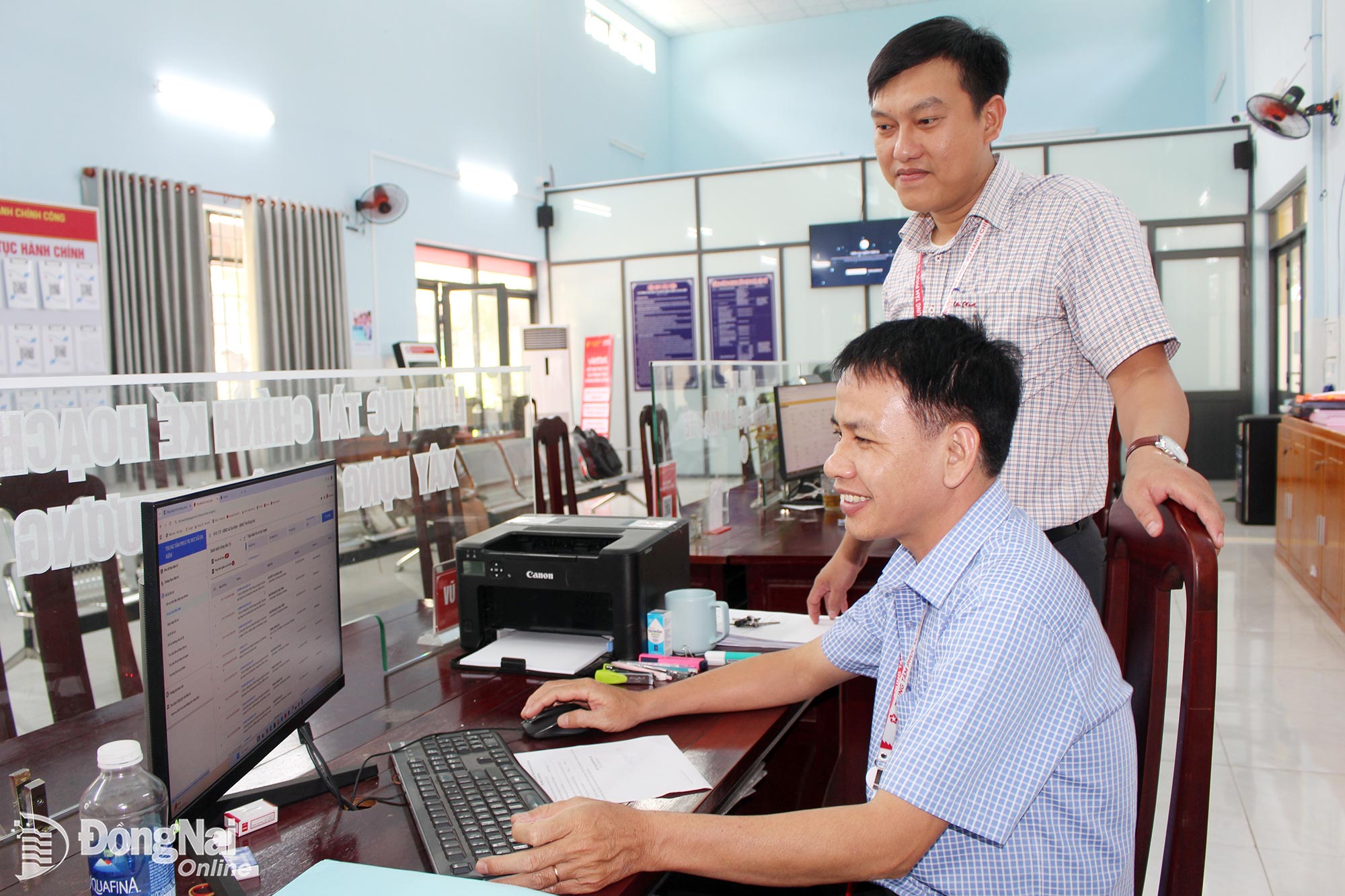 Officials and civil servants in Gia Kiem commune integrate digital tools into their daily work.

