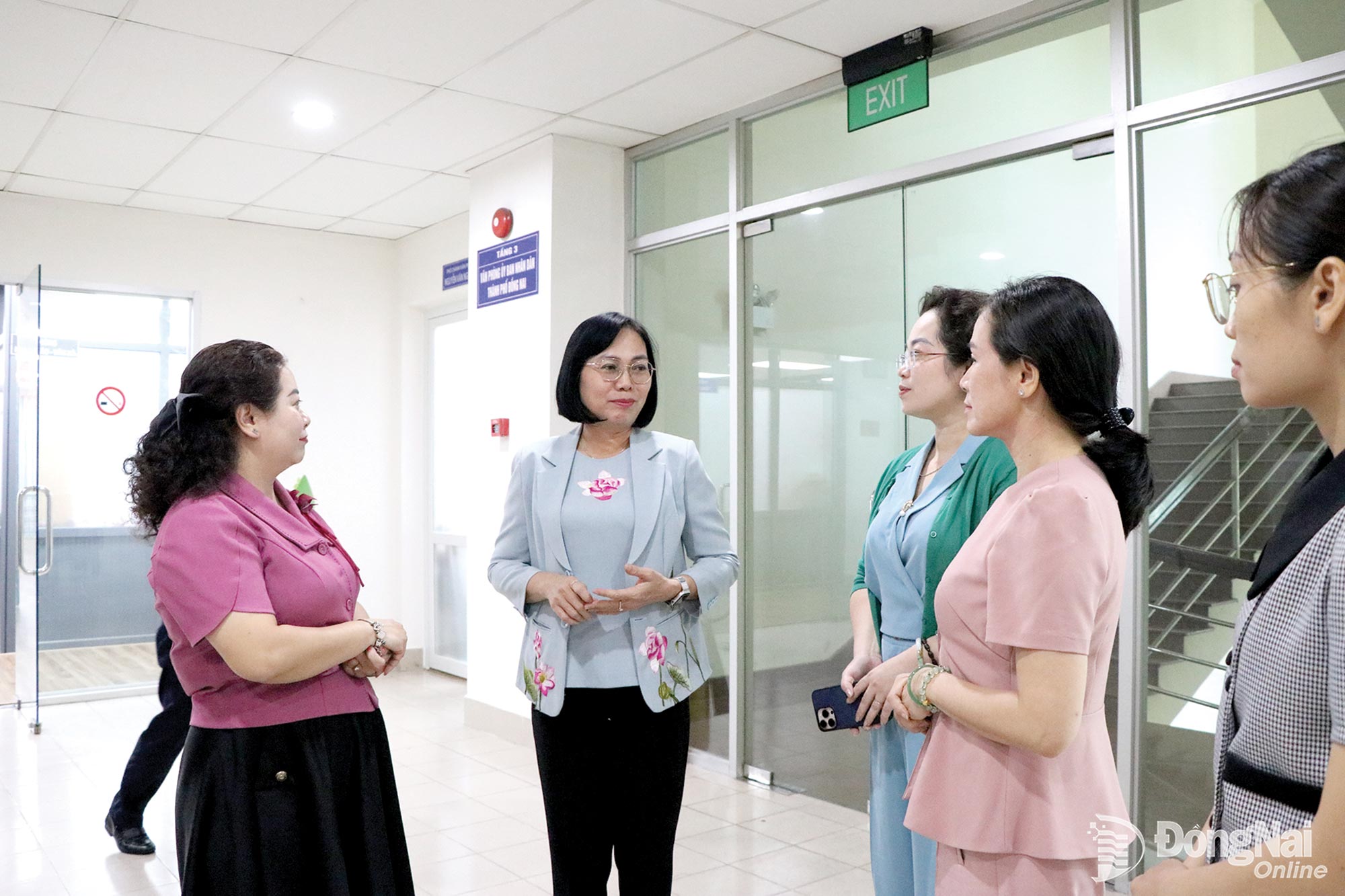 Nguyen Thi Hoang, Member of the City Party Committee and Vice Chairwoman of the City Peoples Committee (second from left), discusses development-related issues with leaders of the Dong Nai Cooperative Alliance.

