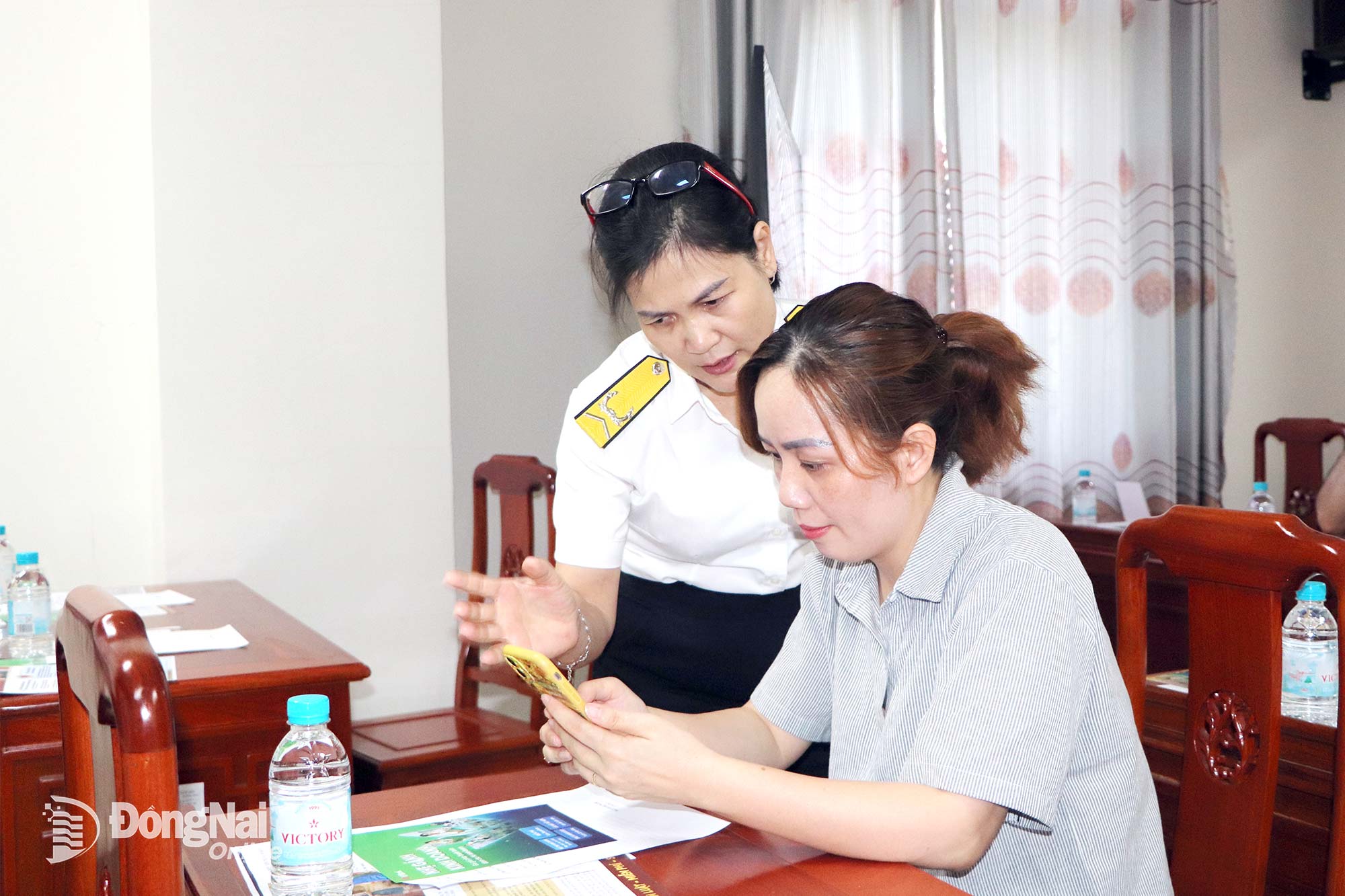 A tax officer from Tax Branch No. 10 assists a resident with electronic tax filing procedures. Photo: Ngoc Lien

