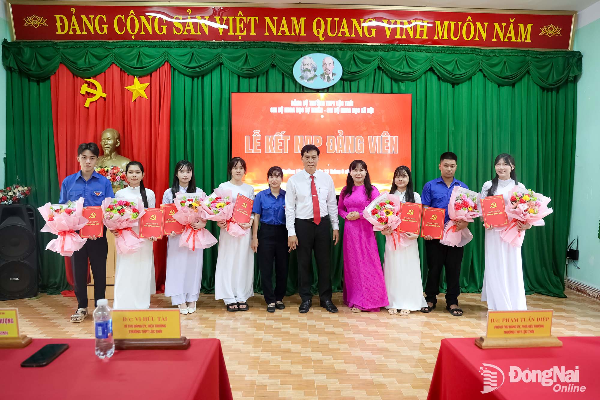 10 học sinh ưu tú Trường THPT Lộc Thái được kết nạp Đảng. Ảnh: Văn Hùng

