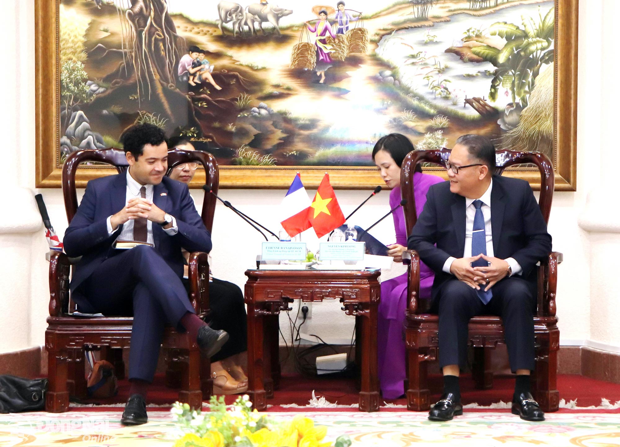 Nguyen Kim Long, Standing Vice Chairman of the Dong Nai People’s Committee, exchanges views with French Consul General Etienne Ranaivoson. Photo: Ngoc Lien

