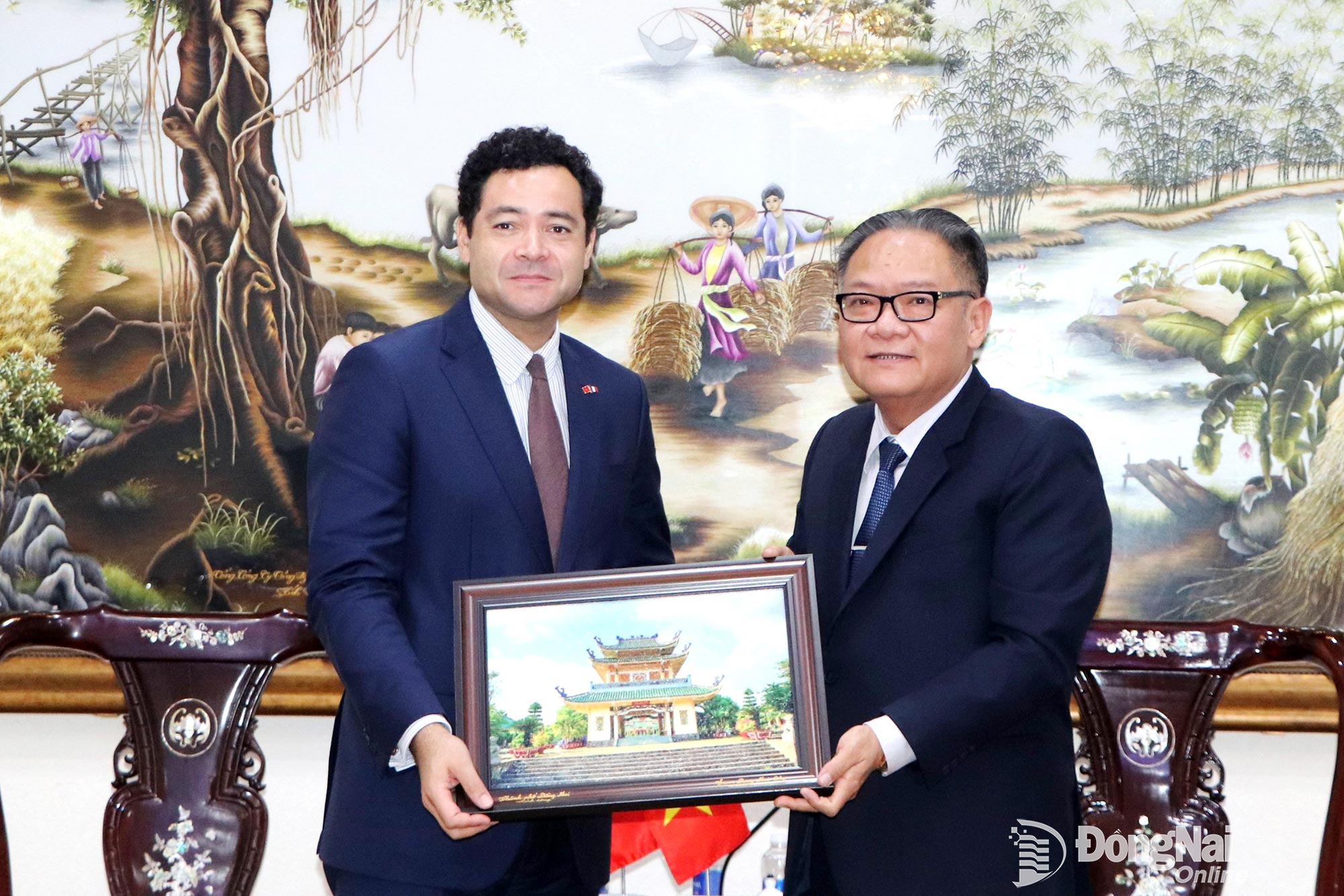 Standing Vice Chairman of the Dong Nai People’s Committee Nguyen Kim Long presents a commemorative painting to French Consul General Etienne Ranaivoson following the working session. Photo: Ngoc Lien

