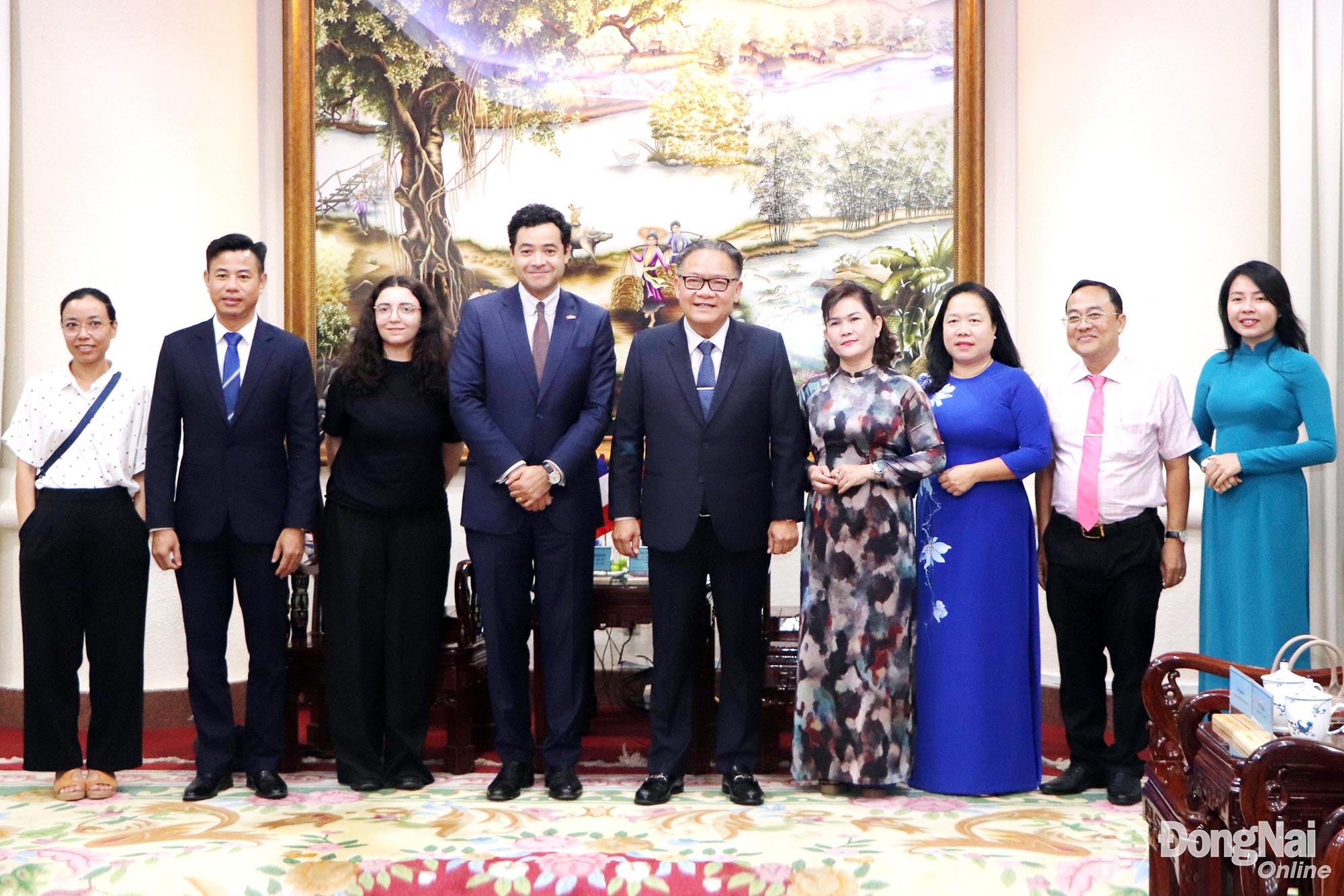 City leaders and representatives of local departments and agencies pose for a commemorative photo with the French delegation following the meeting. Photo: Ngoc Lien

