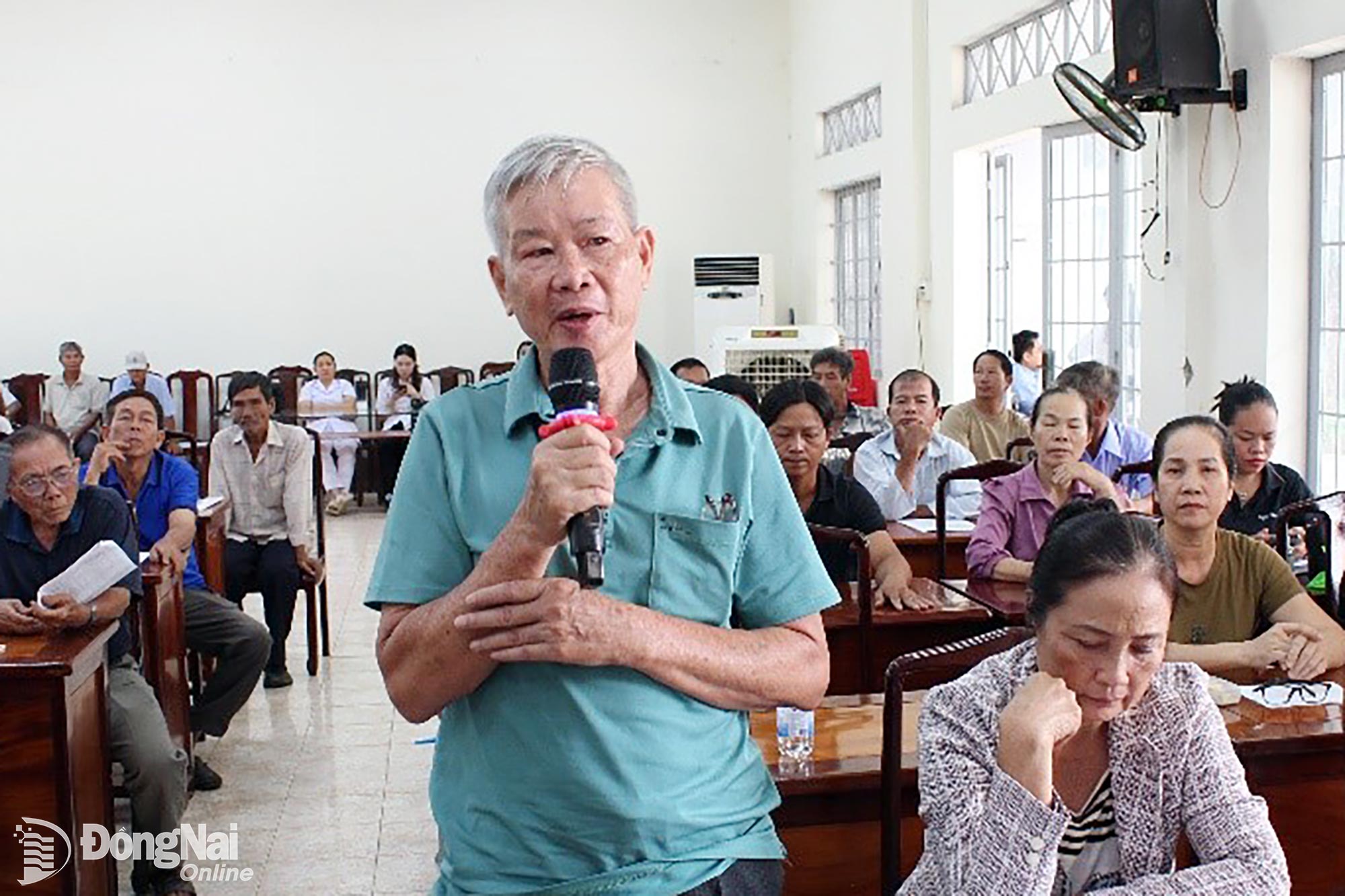 Người dân phát biểu ý kiến tại buổi đối thoại. Ảnh: Phan Trí

