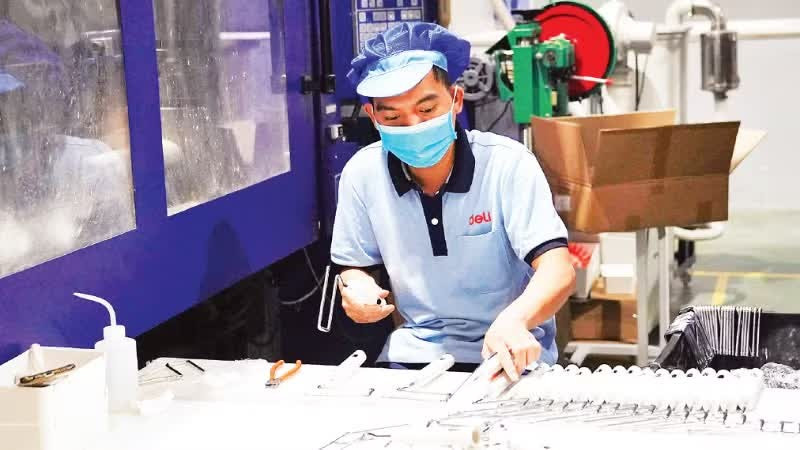 Production of stationery and educational equipment at the factory of Deli Viet Nam Co., Ltd. (a Chinese-invested FDI enterprise) in Yen Phong Industrial Park, Bac Ninh Province. (Photo: DANG ANH)