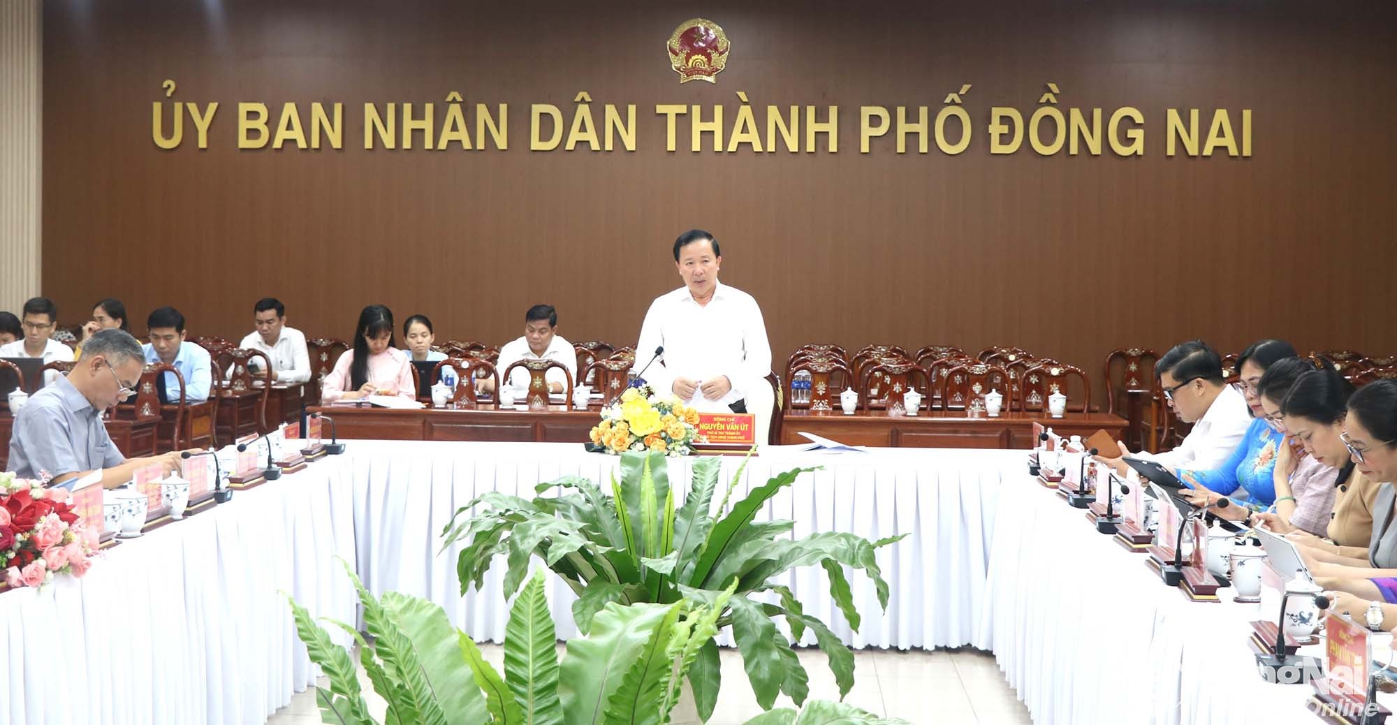 Phó Bí thư Thành ủy, Chủ tịch UBND thành phố Đồng Nai Nguyễn Văn Út chủ trì cuộc họp. Ảnh: Vương Thế