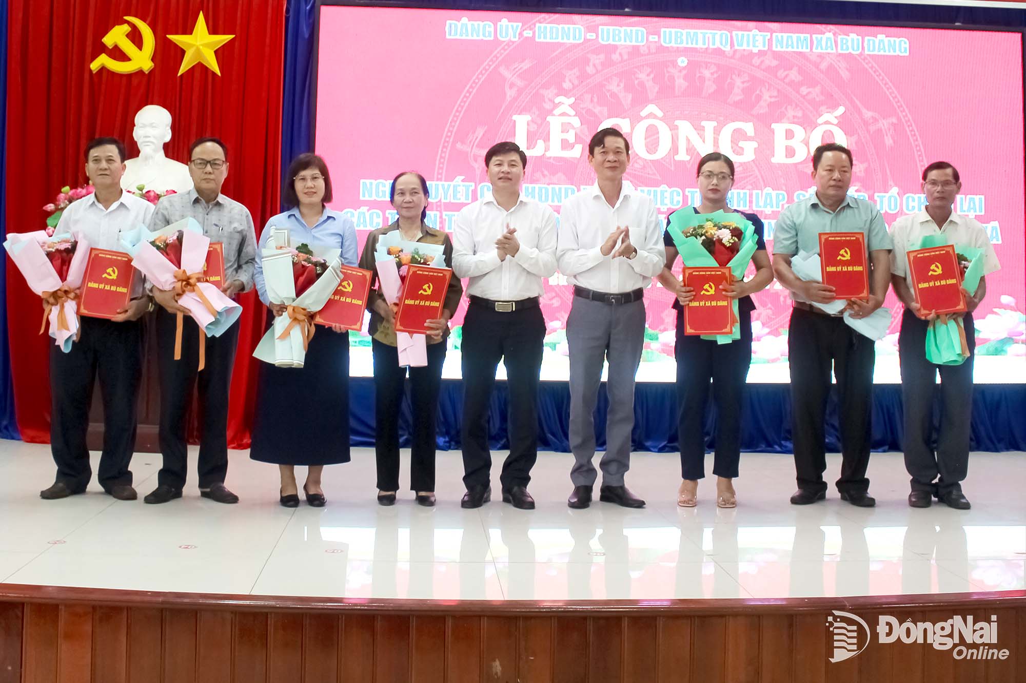 Thành ủy viên, Bí thư Đảng ủy, Chủ tịch HĐND xã Vũ Lương và Phó Bí thư Đảng ủy, Chủ tịch UBND xã Nguyễn Thanh Tùng trao quyết định và hoa chúc mừng 7 thôn mới sau sắp xếp.