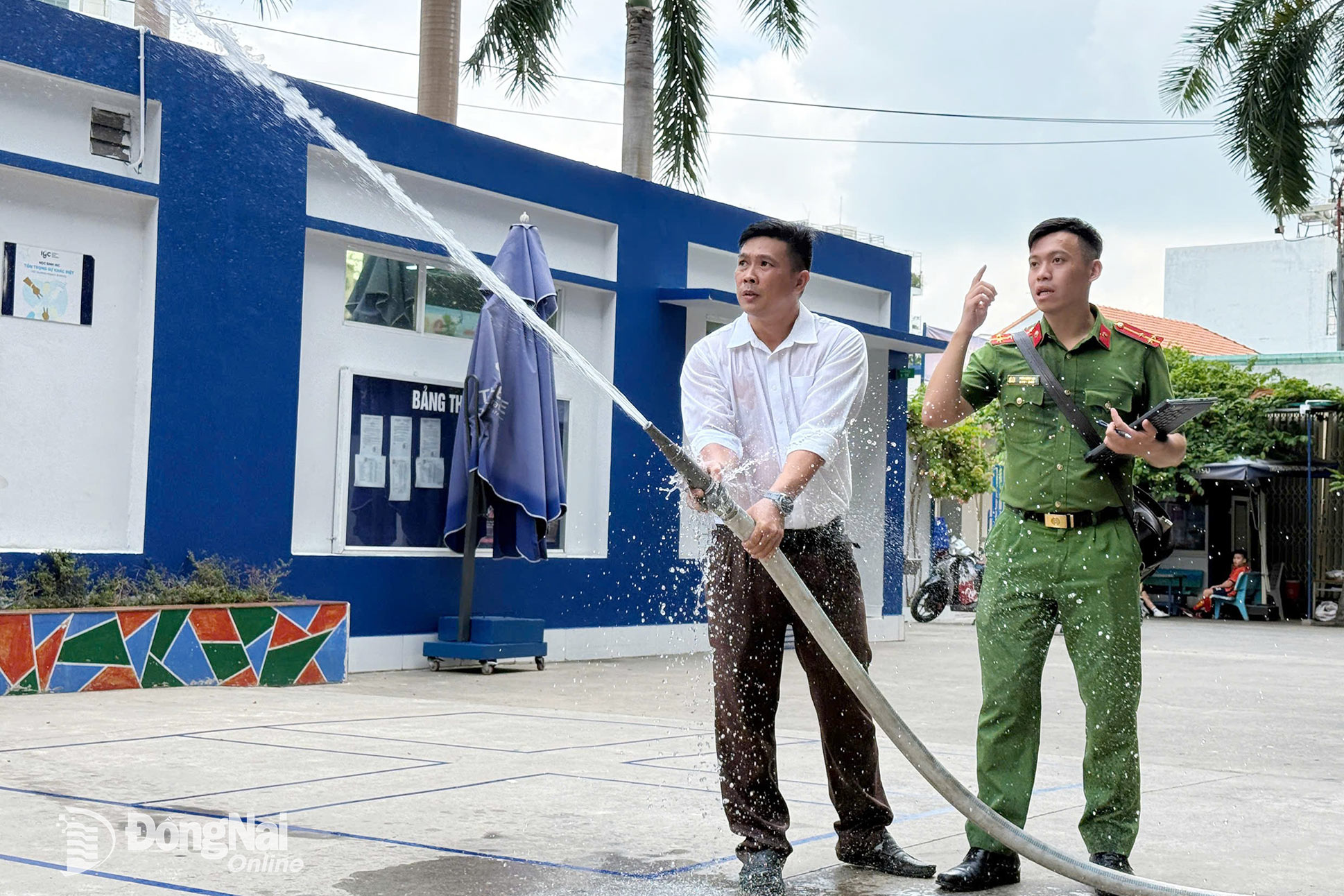Cán bộ Phòng Cảnh sát phòng cháy, chữa cháy và cứu nạn, cứu hộ, Công an thành phố Đồng Nai kiểm tra áp lực nước tại đầu lăng chữa cháy của Trường TH-THCS-THPT Lê Quý Đôn (phường Trấn Biên). Ảnh: Lê Duy
