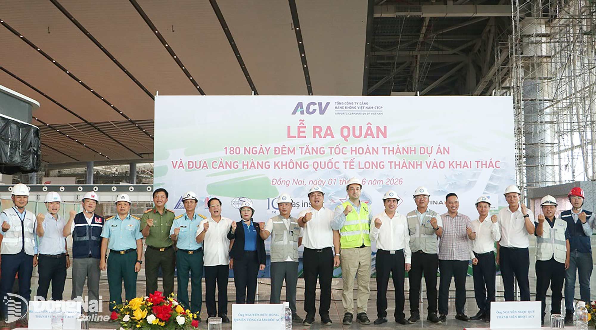 Lãnh đạo ACV và các đơn vị liên quan thể hiện quyết tâm hoàn thành đợt thi đua 180 ngày đêm tăng tốc hoàn thành dự án và đưa Sân bay Long Thành vào khai thác. Ảnh: Phạm Tùng
