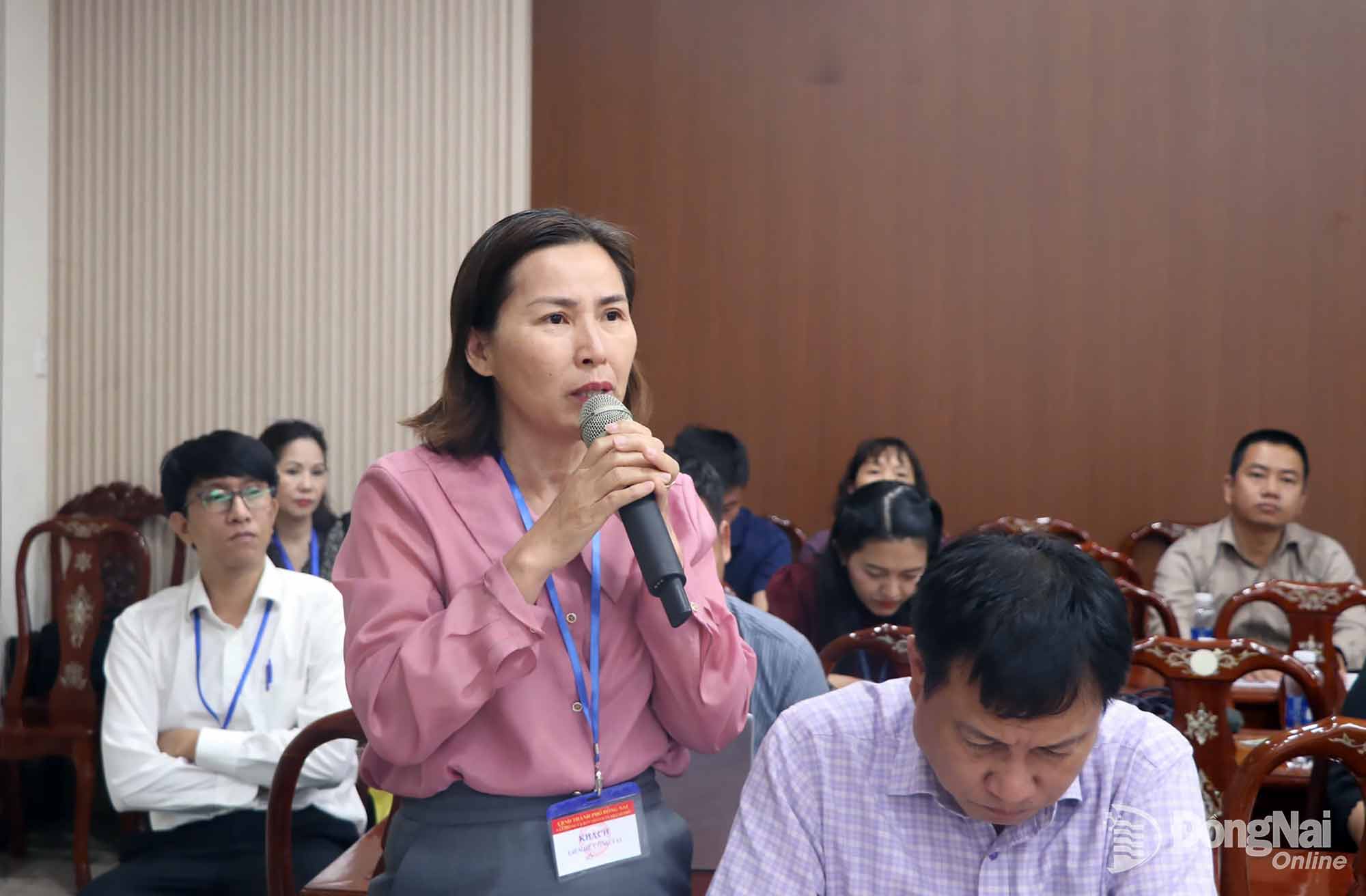 Representatives of nursing home facilities and enterprises speak at the seminar. Photo: Hanh Dung