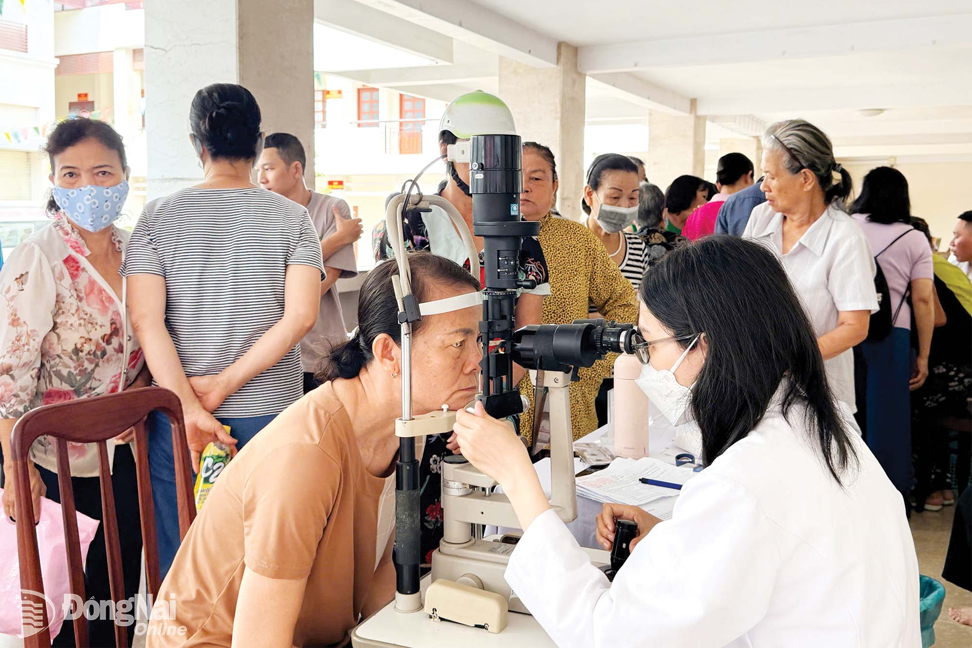Bác sĩ Bệnh viện Thuận Mỹ ITO Đồng Nai khám mắt miễn phí cho người dân phường Trấn Biên.