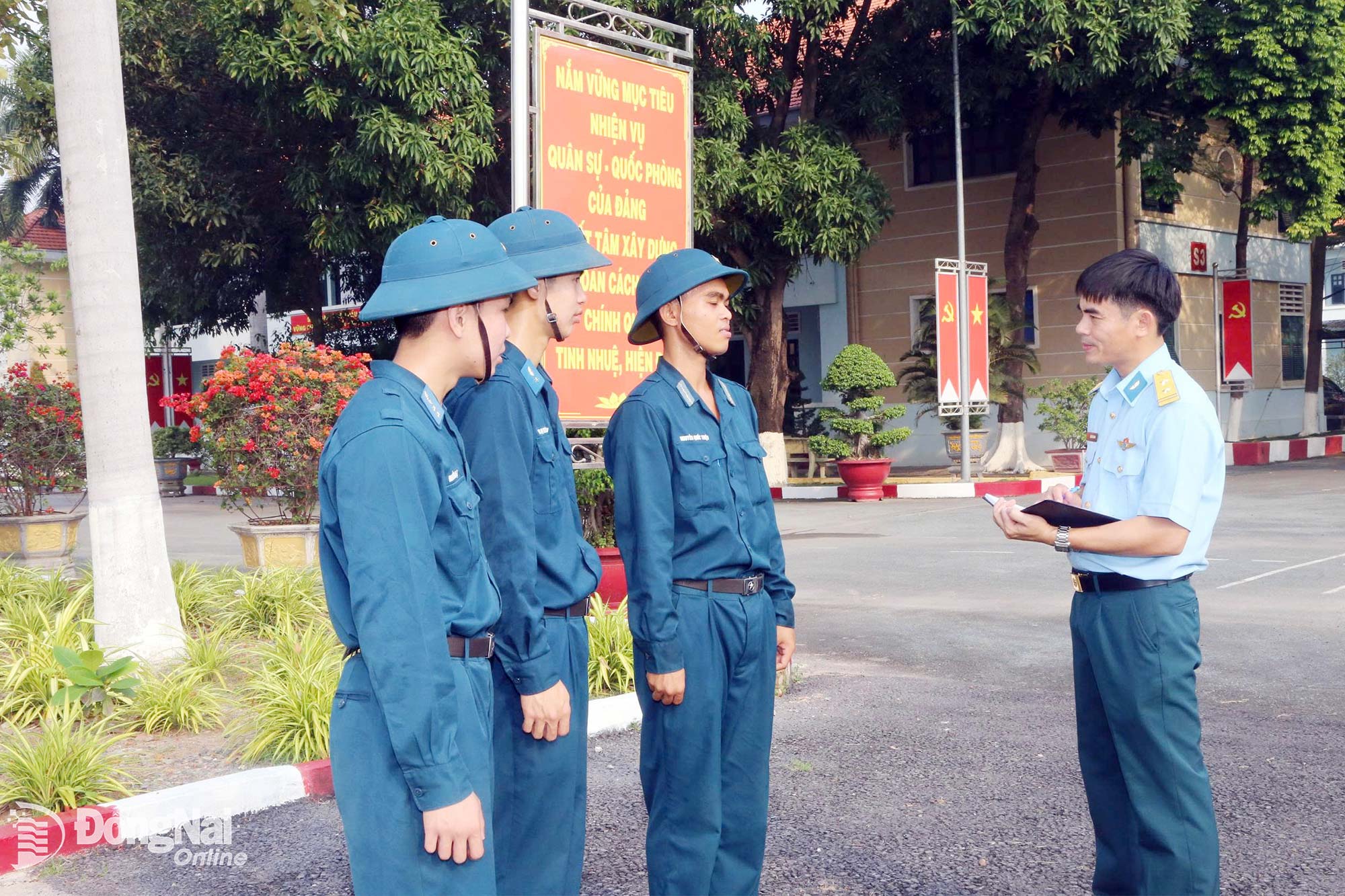 Nhà báo Công Giang, Báo Phòng không - Không quân phỏng vấn chiến sĩ trẻ Sư đoàn 370, Quân chủng Phòng không không quân. Ảnh: Nguyệt Hà

