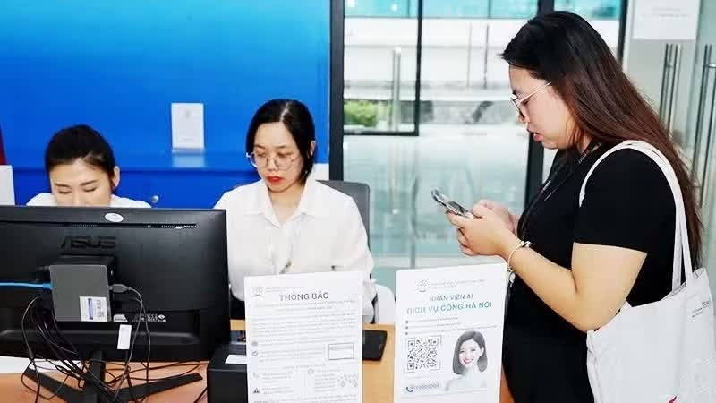 A resident uses digital technologies to complete administrative procedures. (Photo: Nam Anh)