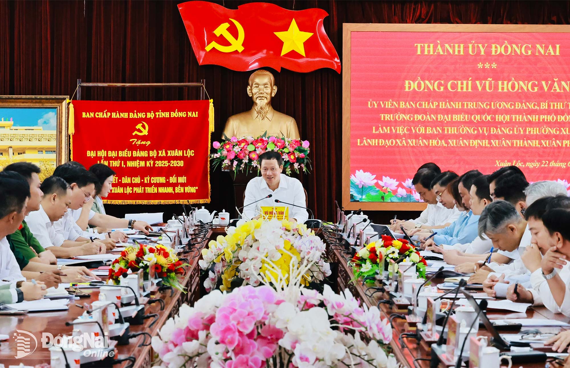 Đồng chí Vũ Hồng Văn, Ủy viên Trung ương Đảng, Bí thư Thành ủy, Trưởng đoàn Đại biểu Quốc hội thành phố phát biểu chỉ đạo tại buổi làm việc. Ảnh: Công Nghĩa