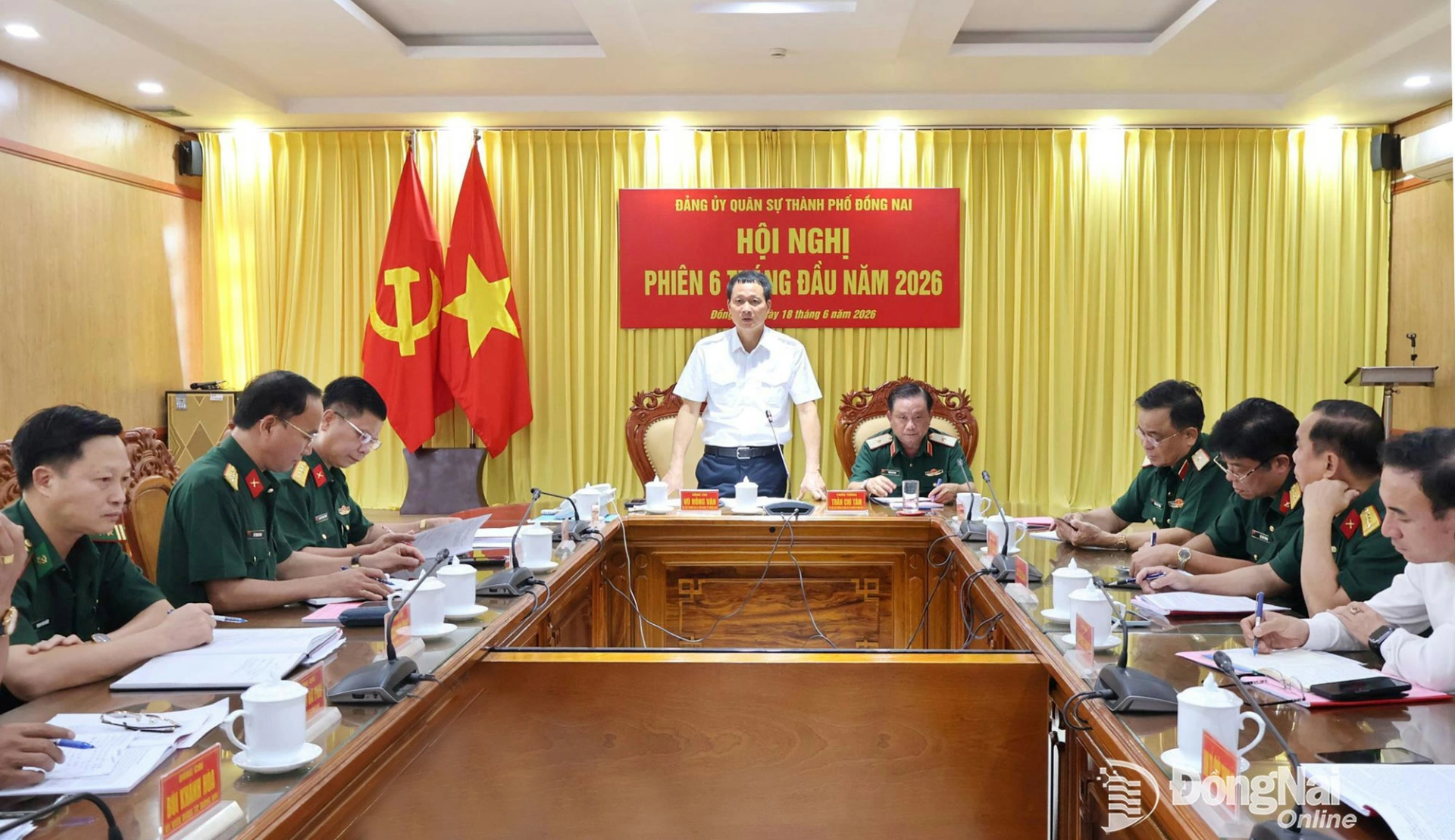 Đồng chí Vũ Hồng Văn, Ủy viên Trung ương Đảng, Bí thư Thành ủy, Trưởng đoàn Đại biểu Quốc hội thành phố, Bí thư Đảng ủy Quân sự thành phố phát biểu kết luận hội nghị. Ảnh: Nguyệt Hà