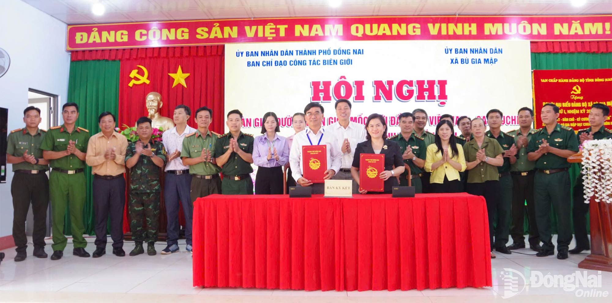 Hai bên bàn giao hồ sơ quản lý, bảo vệ hệ thống đường biên, mốc giới tại xã Bù Gia Mập. Ảnh: Nguyễn Cường