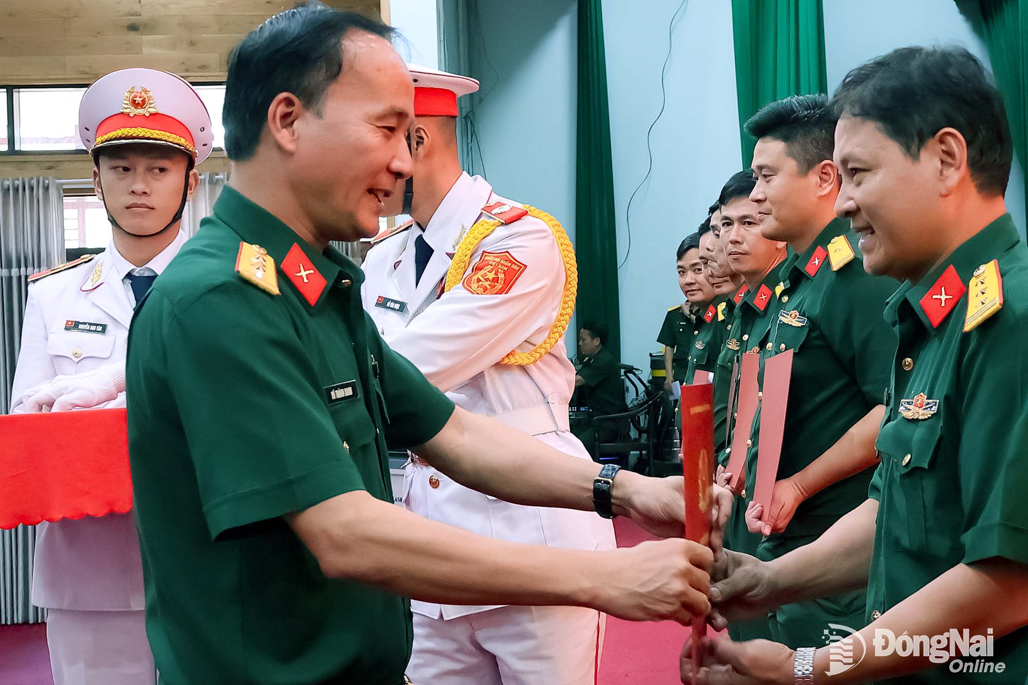 Đại tá Võ Thành Danh, Ủy viên Ban Thường vụ Thành ủy, Chỉ huy trưởng Bộ Chỉ huy Quân sự thành phố trao quyết định đổi tên Ban Chỉ huy Quân sự 10 xã lên phường. Ảnh: Nguyệt Hà