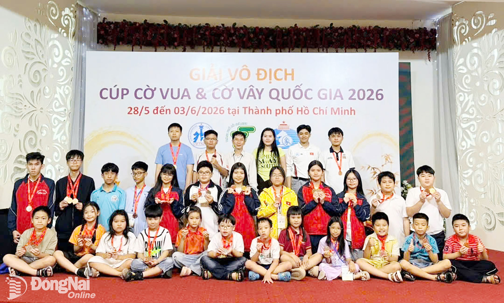 Ban huấn luyện cùng các vận động viên đội tuyển cờ vua thành phố Đồng Nai chụp hình lưu niệm tại giải. Ảnh: ĐVCC
