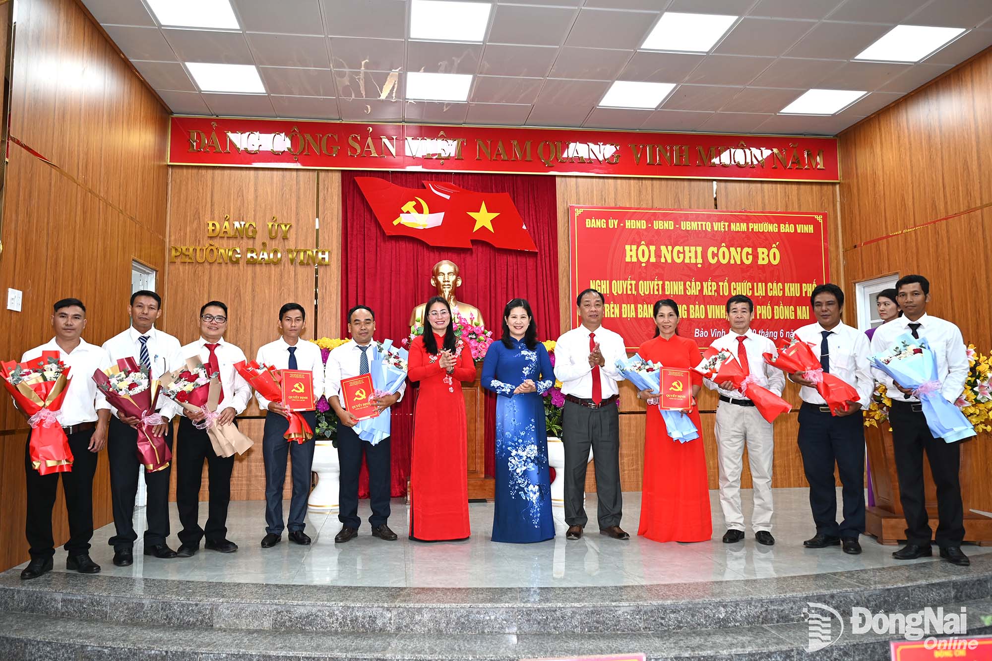 Lãnh đạo phường Bảo Vinh trao quyết định thành lập các khu phố.