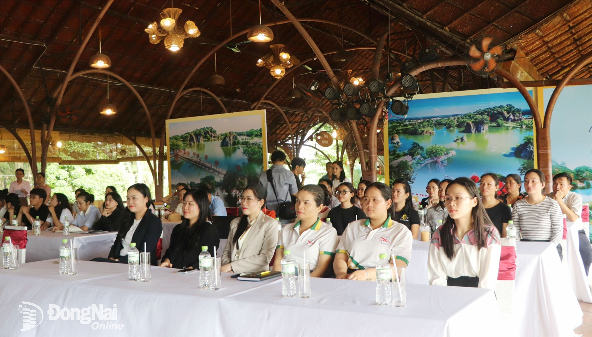 Học viên đến từ các khu, điểm du lịch, di tích trên địa bàn thành phố dự tập huấn. Ảnh: Ngọc Liên
